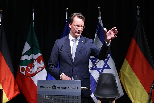 Nordrhein-Westfalens Ministerpräsident Hendrik Wüst versichert Israel unverbrüchliche Freundschaft, erinnert aber auch an das Leid der Zivilbevölkerung im Gazastreifen. - © David Young/dpa