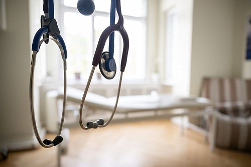 Um dem Fachkräftemangel in der Medizin gegenzusteuern, bräuchte es einer Studie zufolge mehr Studienplätze. (Archivbild) - © Sebastian Gollnow/dpa