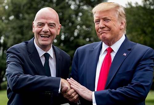 Zwei, die sich verstehen: FIFA-Chef Infantino (l.) und US-Präsident Donald Trump (r.) - © Andrew Harnik/AP/dpa