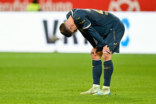 Hängende Köpfe: TSG Hoffenheim mit Adam Hlozek - © Uwe Anspach/dpa