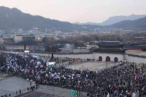 In der Innenstadt von Seoul kam es während der vergangenen Monate fast täglich zu Demonstrationen. (Archivbild) - © Ahn Young-joon/AP/dpa