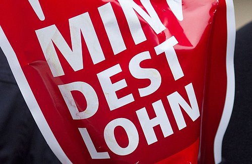 Für höhere Mindestlöhne hatten unter anderem die Gewerkschaften geworben. (Archivbild) - © Jens Wolf/dpa