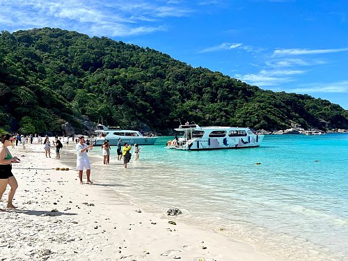 In der Trockenzeit tummeln sich jeden Tag Touristen an den schneeweißen Stränden der Similan Islands. (Archivbild) - © Carola Frentzen/dpa