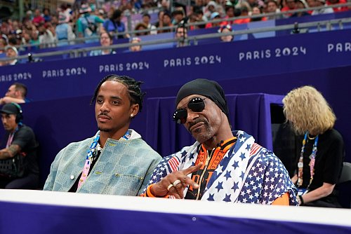 Snoop Dogg (r) sorgte für hohe TV-Quoten bei NBC. - © Lindsey Wasson/AP/dpa