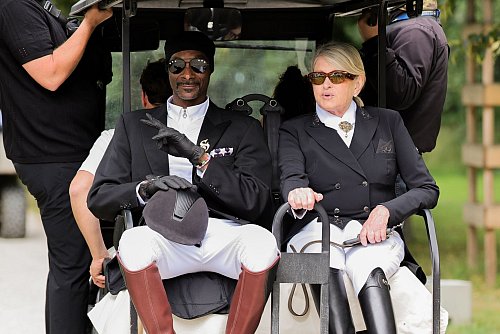 Snoop Dogg und die US-amerikanische Fernsehmoderatorin Martha Stewart erhielten einen Emmy. - © Rolf Vennenbernd/dpa