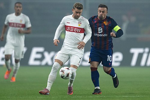 Basels Stratege Xherdan Shaqiri (r.) im Duell mit Stuttgarts Maximilian Mittelstädt. - © Andreas Becker/KEYSTONE/dpa