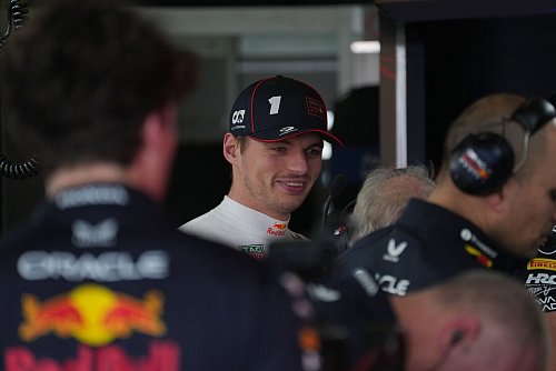 Ein zufriedener Verstappen - selbst überrascht von Red Bull. - © Hasan Bratic/dpa