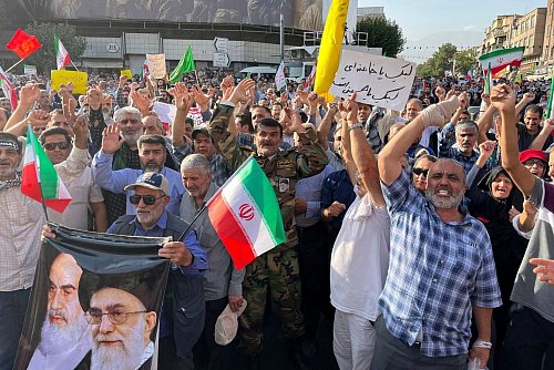 Staatlich organisiert protestieren Menschen in Teheran gegen die US-Angriffe. - © Vahid Salemi/AP/dpa