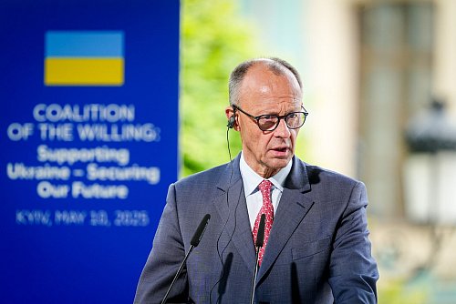 Ein Telefonat mit Wladimir Putin ist für Friedrich Merz «eine Option». - © Kay Nietfeld/dpa
