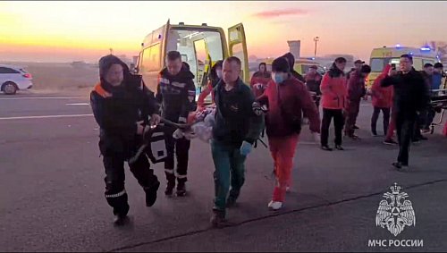 Eine überlebende Person wird nach dem Flugzeugunglück abtransportiert. - © Uncredited/Russian Emergency Ministry Press Service/AP/dpa