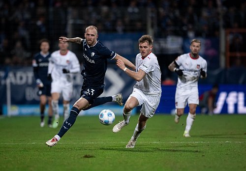 Bochums Philipp Hofmann (l) setzt sich gegen Tim Siersleben durch. - © Fabian Strauch/dpa