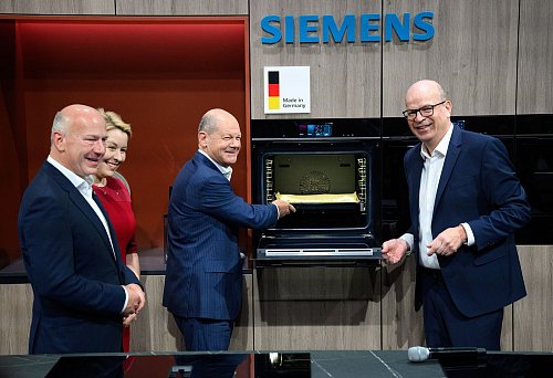 Ein Ofen, der den Flammkuchen auf dem Backblech erkennt. «Ich glaube, das wird viele neue Köche erzeugen, die behaupten werden, sie hätten alles selbst gemacht», witzelte Scholz. - © Bernd von Jutrczenka/dpa