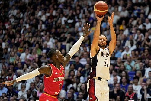 Damals Gegner, jetzt Kollegen: Schröder und Curry. - © Alastair Grant/AP