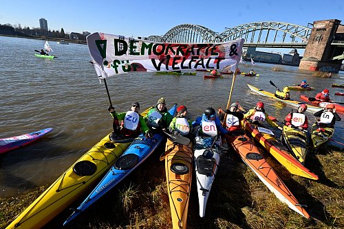 In Köln demonstrieren Wassersportler auf dem Rhein. - © Roberto Pfeil/dpa