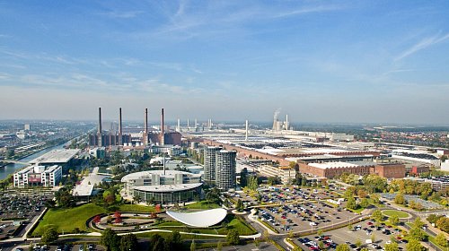 Das VW-Stammwerk in Wolfsburg gilt als größte Autofabrik der Welt. (Archivbild) - © picture alliance / Julian Stratenschulte/dpa