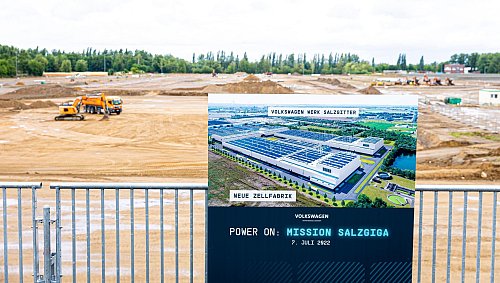 In Salzgitter entsteht die erste Batteriezellfabrik des Konzerns. (Archivbild) - © Moritz Frankenberg/dpa