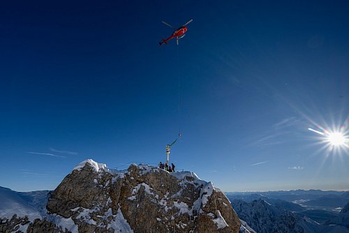 Das Kreuz schwebt am Gipfel ein. - © Peter Kneffel/dpa
