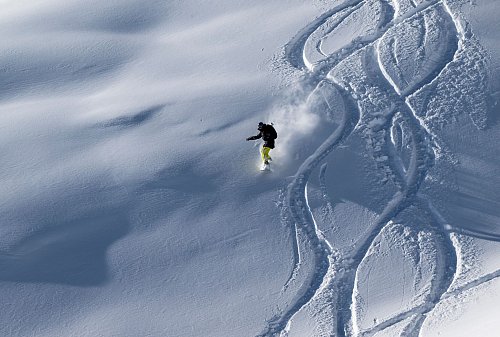 Frischer Neuschnee sorgt für beste Bedingungen. - © Peter Kneffel/dpa