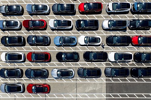 Tesla-Fahrzeuge stehen auf einem Firmengelände in Kalifornien. (Archivbild) - © Noah Berger/FR34727 AP/AP/dpa