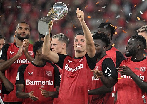 Leverkusens Profis bejubeln den Supercup-Titel. - © Bernd Thissen/dpa