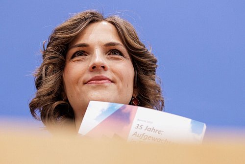 Die Ostbeauftragte Elisabeth Kaiser hat ihren ersten Jahresbericht vorgestellt. - © Carsten Koall/dpa