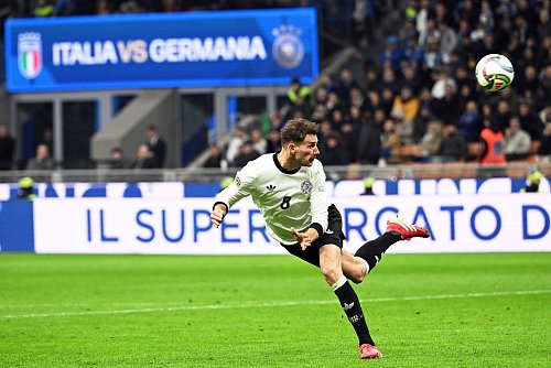 Leon Goretzka war der Matchwinner beim Sieg in Italien. - © Federico Gambarini/dpa