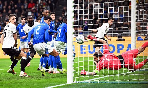 Mit dem Kopf zur Stelle: Leon Goretzka erzielt das deutsche Siegtor. - © Federico Gambarini/dpa