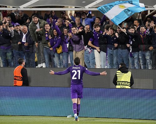 Die Fans feiern Robin Gosens nach seinem Tor zum 2:1. - © Marco Bucco/LaPresse/AP/dpa