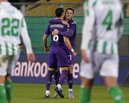 Lass\\\' dich drücken: Robin Gosens (r) jubelt mit Rolando Mandragora. - © Marco Bucco/LaPresse/AP/dpa