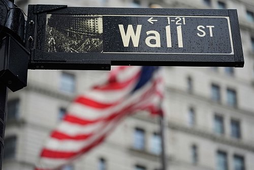 Trumps Kurs sorgt weltweit für Verunsicherung. Die Märkte sind unter Druck. - © Seth Wenig/AP/dpa