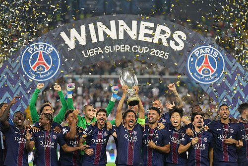 Paris Saint-Germain feiert den Gewinn des europäischen Supercups. - © Antonio Calanni/AP/dpa