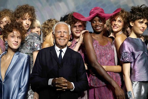 Einen Hochschulabschluss oder eine andere fertige Ausbildung hatte Armani in seinem Metier nicht - trotzdem war seine Mode gefragt. (Archivbild) - © Luca Bruno/AP/dpa