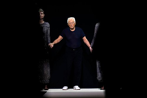 Giorgio Armani hatte bei der Präsentation der Herbst/Winter-Kollektion 2025/26 einen seiner letzten Auftritte. (Archivbild) - © Luca Bruno/AP/dpa