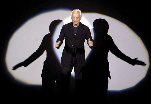 Bekannt wurde Armani - hier auf dem Laufsteg der Männermodenschauen 2007/2008 - durch Herrenmode in minimalistischen Schnitten mit gedeckten Farben. (Archivbild) - © Daniel Dal Zennaro/epa/Ansa/dpa