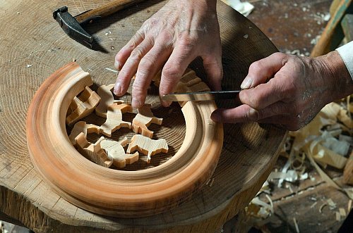 Auch das Handwerk des Reifendrehens wird im Erzgebirge gepflegt. Dabei entstehen kleine Tiere aus Holz. - © Hendrik Schmidt/dpa-Zentralbild/dpa