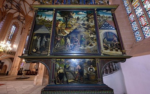 Blick auf den berühmten Bergaltar der St. Annenkirche in Annaberg-Buchholz. Die Darstellungen bergmännischen Lebens vor 500 Jahren werden dem Maler Hans Hesse zugeschrieben. - © Hendrik Schmidt/dpa