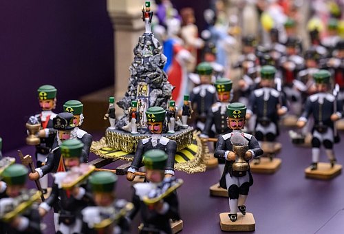 Im festlichen Habit ziehen Miniaturfiguren in der «Manufaktur der Träume» in Annaberg-Buchholz zur großen Bergparade von 1719 auf. - © Hendrik Schmidt/dpa