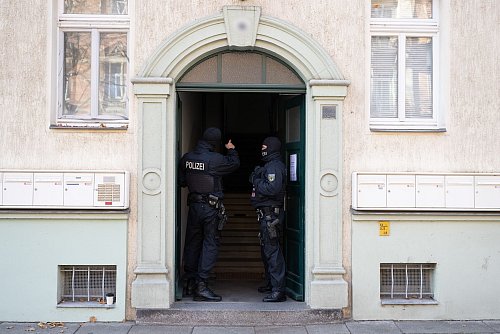 Mehr als 450 Einsatzkräfte sind allein in Deutschland an der Razzia beteiligt. - © Sebastian Kahnert/dpa