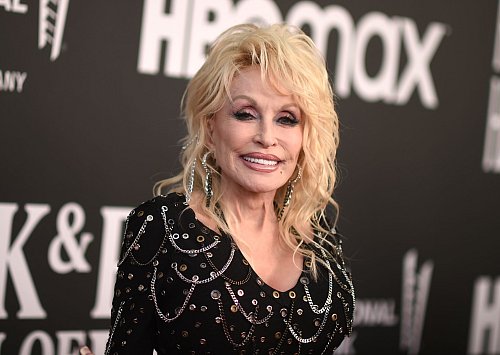 Dolly Parton wurde von der Oscar-Akademie für ihr sozialen Engagement geehrt. (Archivbild) - © Richard Shotwell/Invision via AP/dpa