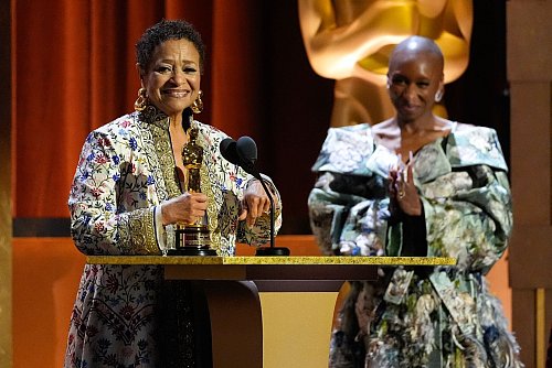 Die Schauspielerin und Choreografin Debbie Allen (links) hat nun einen Ehren-Oscar. - © Chris Pizzello/Invision/dpa