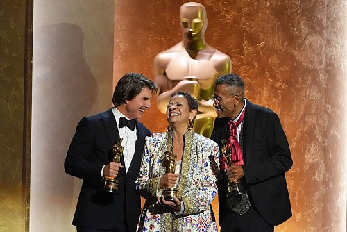 Tom Cruise (links), Debbie Allen und Wynn Thomas (rechts), Gewinner von Ehrenpreisen der Academy. Drei Ehren-Oscars und ein weiterer Sonderpreis wurden bei den 16. Governors Awards verliehen. - © Chris Pizzello/Invision/dpa