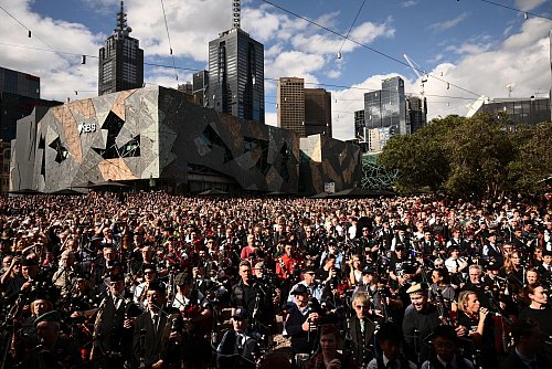 Ein Meer aus Karos und Hunderte Dudelsäcke: Melbourne war im Rekordfieber. - © Joel Carrett/AAP/dpa
