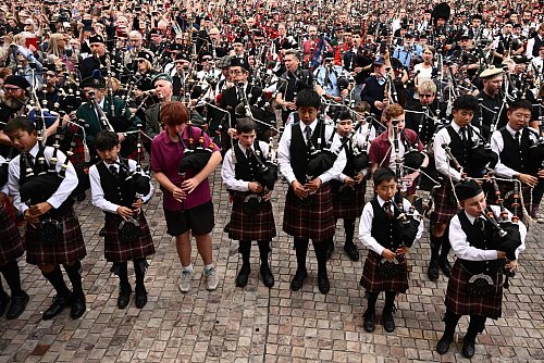 Ganz junge Teilnehmer waren ebenso dabei wie ein 98-Jähriger, der seit 84 Jahren Dudelsack spielt. - © Joel Carrett/AAP/dpa