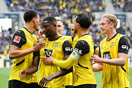 BVB-Profis gratulieren Serhou Guirassy. - © Uwe Anspach/dpa