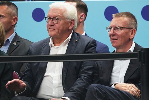 Bundespräsident Frank-Walter Steinmeier verfolgte das Finale in der Arena von Riga. - © Sergei Grits/AP/dpa