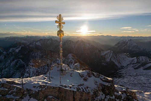 Zum Saisonstart auf der Zugspitze am 28. November soll das Kreuz wieder an seinem Platz auf dem Gipfel sein. - © Peter Kneffel/dpa