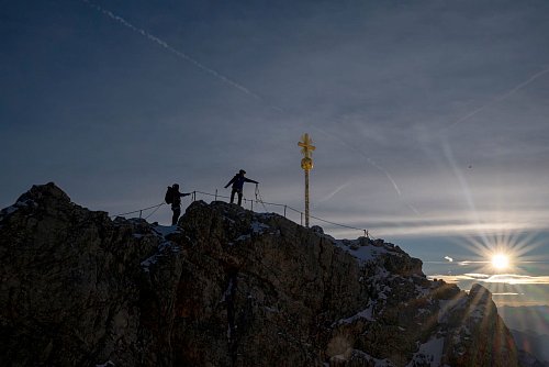 Bis das Kreuz zurückkehrt, wird der Gipfel der Zugspitze einen ungewohnten Anblick bieten. - © Peter Kneffel/dpa