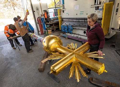 Die Familie der zuständigen Kunstschmiedin hat eine enge Verbindung zum Zugspitz-Kreuz. - © Peter Kneffel/dpa