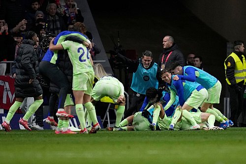 Der FC Barcelona gewann nach späten Toren noch 4:2 bei Atlético Madrid. - © Bernat Armangue/AP/dpa