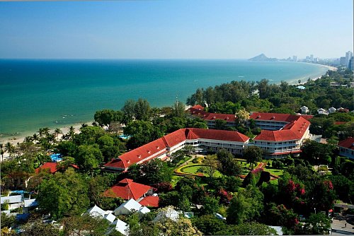 Auch Gebäude von Thailands führender Hotelkette Centara wurden schon als Filmkulisse ausgewählt - so das Centara Grand Beach Resort & Villas Hua Hin. - © -/Centara Hotels & Resorts/dpa